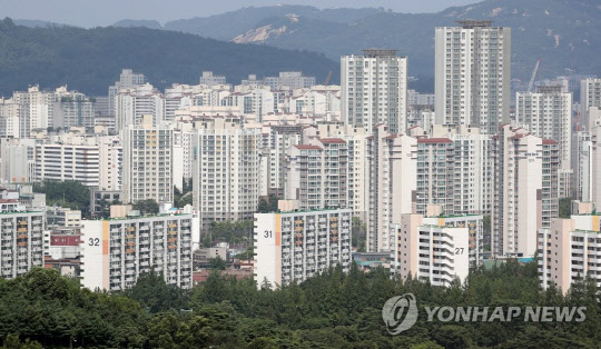 앞으로 아파트 입주자대표회의 구성이나 변경을 지자체에 신고한 지 일주일이 지나도 답변이 없으면 자동 처리된 것으로 간주된다. 사진은 서울 아파트 전경<연합뉴스>